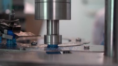 Şişe su üretimi. Plastik su şişelerindeki kapakların otomatik bükülmesi.