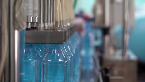 瓶装水的生产 输送带上瓶子的自动注水 — 图库视频影像
