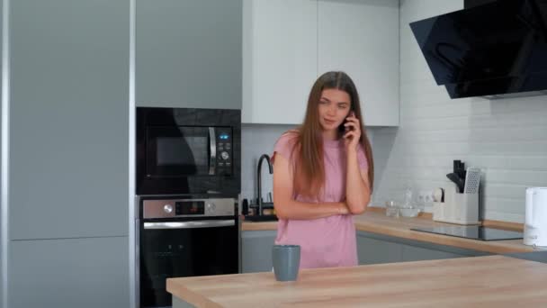 Seorang Gadis Remaja Belajar Beberapa Kabar Baik Telepon Dapur — Stok Video