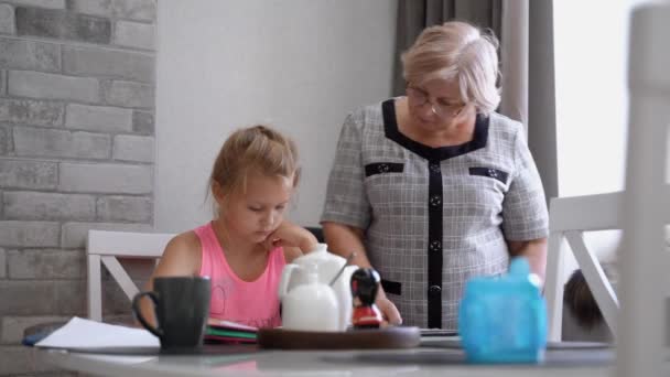 Este Video Muestra Cómo Abuela Comprueba Tarea Nieta — Vídeos de Stock