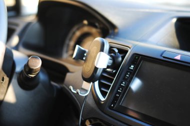 Akıllı telefon ya da tablet için evrensel binek tutucu. Cep telefonu için araç gösterge paneli veya ön kalkan tutucu parantezi