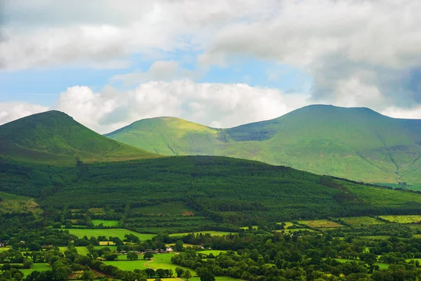 İrlanda, Tipperary 'deki Galteemore ve güzel Galtee Dağları' nın manzarası, Aherlow Nehri 'nden alınmıştır..