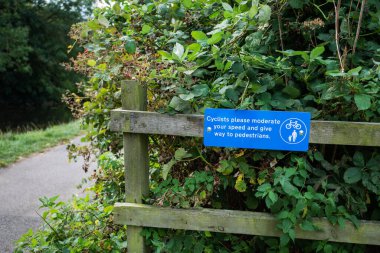 Canterbury, Kent 'teki Stour nehri kıyısındaki Hambrook Bataklığı' nda güvenli bisiklet uyarı işareti..