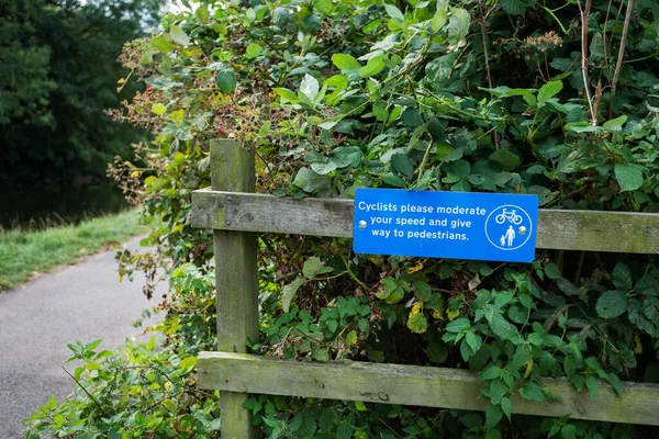Canterbury, Kent 'teki Stour nehri kıyısındaki Hambrook Bataklığı' nda güvenli bisiklet uyarı işareti..