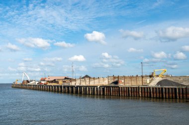 Whitstable Limanı 'ndan denize bakın marinanın sağ tarafındaki sanayi bölgesini gösteriyor..