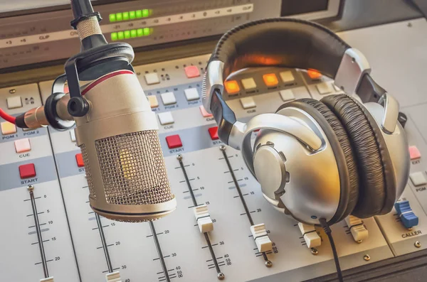 Radyo Istasyonunda Profesyonel Mikrofon Ses Karıştırıcı — Stok fotoğraf