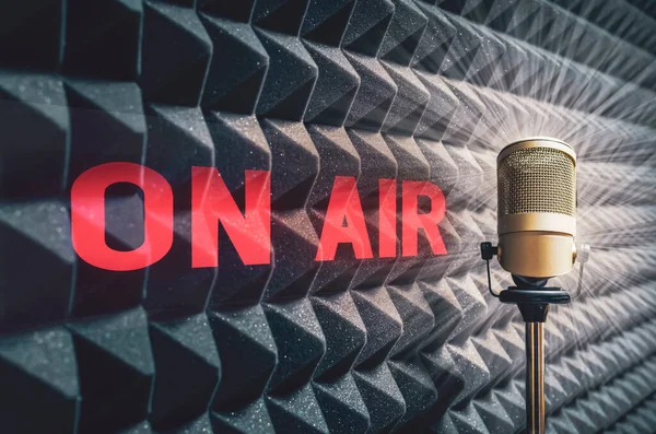 Radyo Istasyonunda Profesyonel Mikrofon Hava Tabelasında — Stok fotoğraf