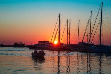 Günbatımında yat ve tekne