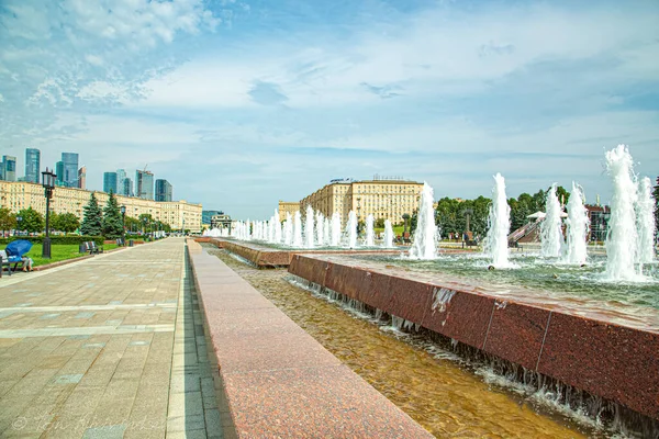 Park Pobedy Metro İstasyonu, şehir merkezinden ilk vagon, Park Pobedy 'ye (Zafer Parkı) çıkış. Sonra Zafer Müzesi 'ne ulaşana kadar ana caddeden Zafer Anıtı' na doğru yürü.