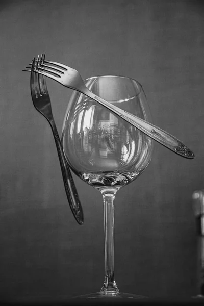 Şarap kadehindeki çatalları dengele.