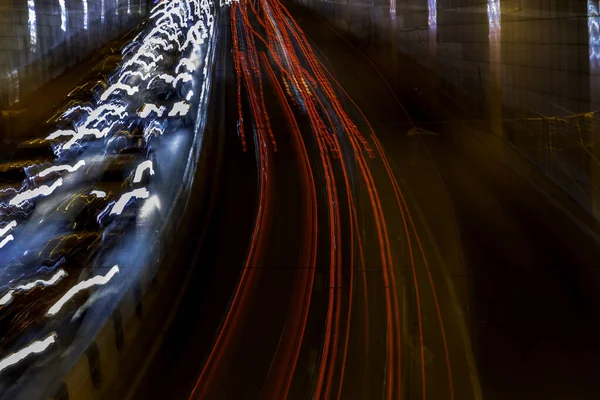 Gece kentinde araba trafiği