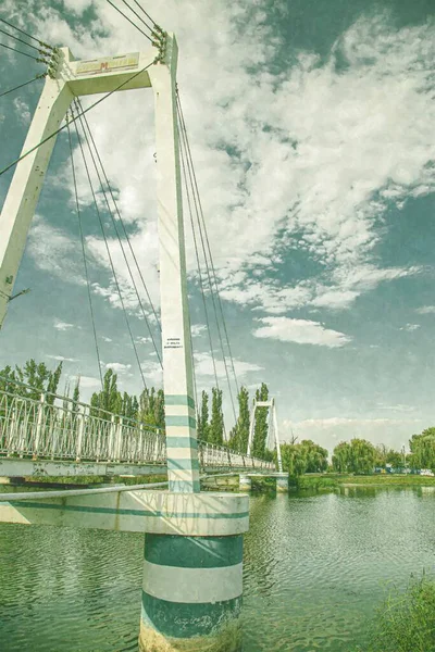 Azov şehrinde Azovka nehri üzerindeki köprü