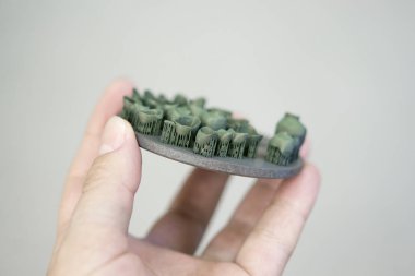 Isı tedavisi senterizasyonundan sonra metal 3D yazıcıya yazdırılan nesne.