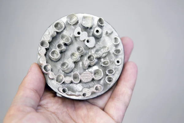 De mens houdt object gedrukt op metalen 3D printer. — Stockfoto