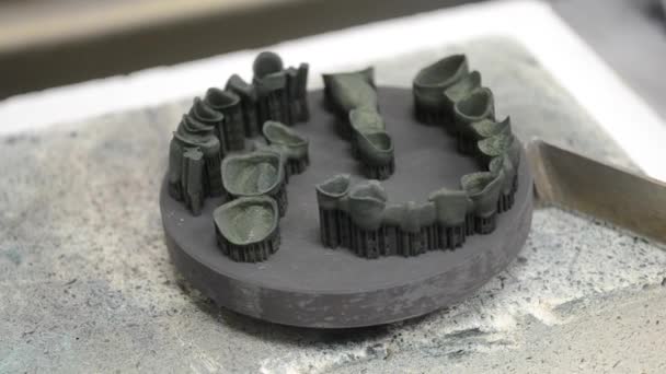 Object afgedrukt op metaal 3D-printer van metaalpoeder na warmtebehandeling synterization close-up. — Stockvideo