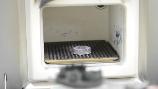 L'oggetto creato sulla stampante 3d viene posto in forno per la sincronizzazione del trattamento termico . — Video Stock