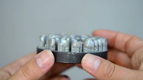 L'homme tient un objet imprimé sur une imprimante 3D en métal. — Video