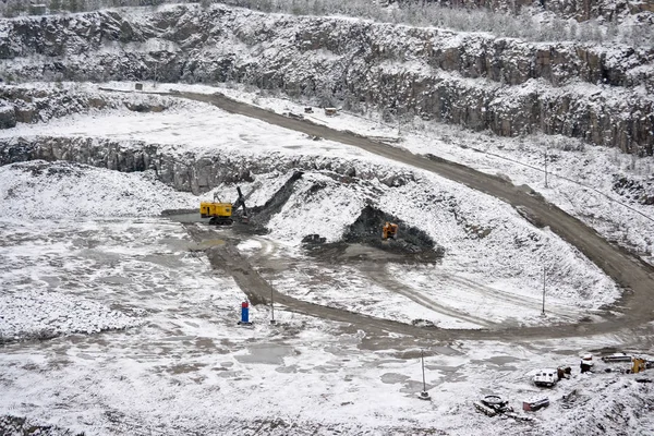 Gran excavadora amarilla enorme en granito cantera invierno — Foto de Stock