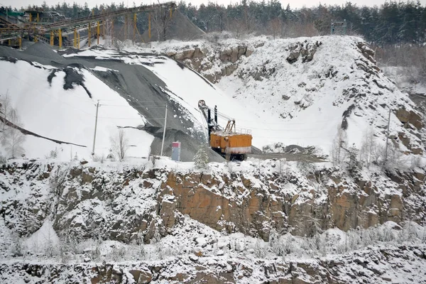 Big huge yellow excavator in granite quarry winter — Stock Photo, Image