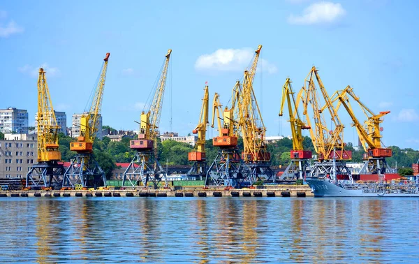 Yellow cranes for lifting — Stock Photo, Image