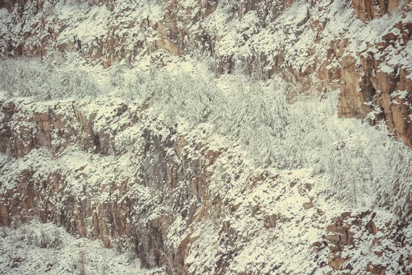 Karla kaplı yamaçları granit ocağı — Stok fotoğraf