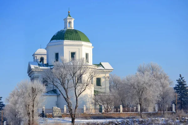 Igreja com paredes brancas e cúpula verde — Fotografia de Stock
