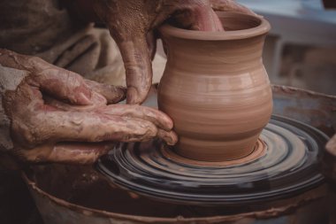 Modelleme kil üstünde a potters tekerlek üzerinde ana sınıfı
