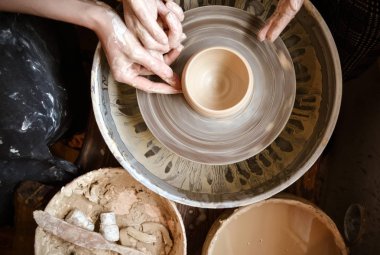 Modelleme kil üstünde a potters tekerlek üzerinde ana sınıfı