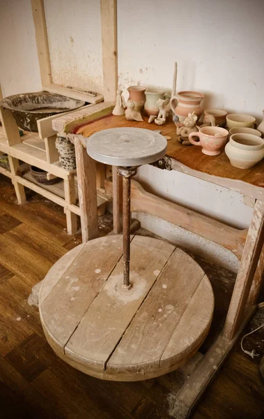 An empty circle, where the potter molds product. Creative studio potter. — Stock Photo, Image