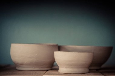 Raf yakın çekim seramik kil ürünleri standı.