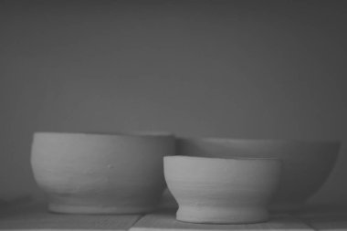 Raf yakın çekim seramik kil ürünleri standı.