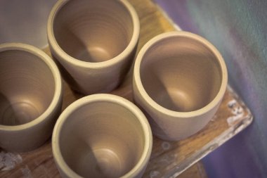 Raf yakın çekim seramik kil ürünleri standı.