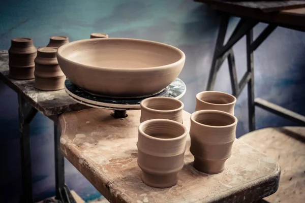 Ceramic clay products stand on the shelf close-up, macro — Stock Photo, Image