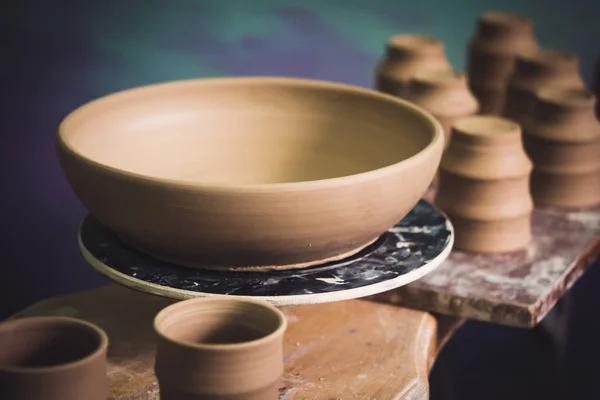 Ceramic clay products stand on the shelf close-up. — Stock Photo, Image