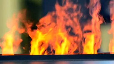 Yerleşik evaporatör ile elektrikli şömine su buhar haline dönüştürür