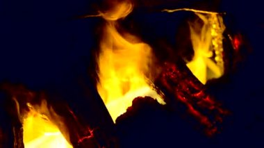 Yerleşik evaporatör ile elektrikli şömine su buhar haline dönüştürür
