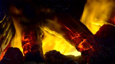 Yerleşik evaporatör ile elektrikli şömine su buhar haline dönüştürür