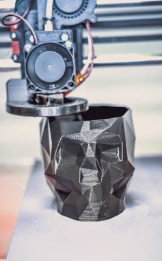bir model siyah kafatası yakın çekim şeklinde baskı 3d printerlere harcama maddeler.