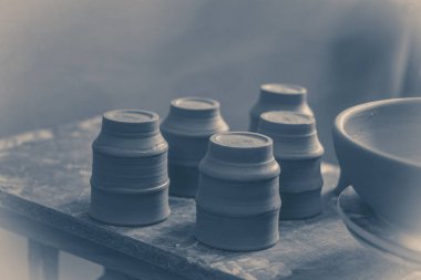 Fotoğraf eski vintage tarzı. Raf yakın çekim seramik kil ürünleri standı.