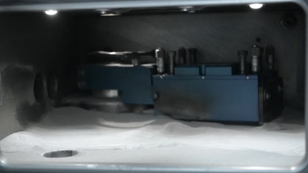 Operação do rolo na câmara de trabalho. Impressora 3D impressão de metal . — Vídeo de Stock