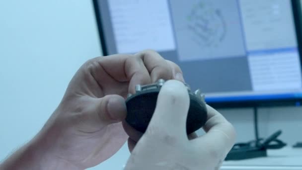 Tandheelkundige kronen afgedrukt op metaal 3d printer laser sintering machine — Stockvideo