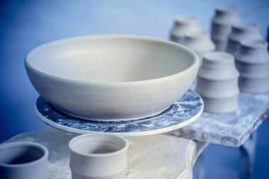 Raf yakın çekim seramik kil ürünleri standı.