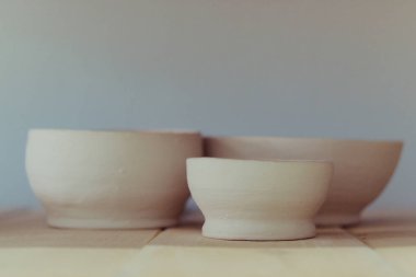 Raf yakın çekim seramik kil ürünleri standı.