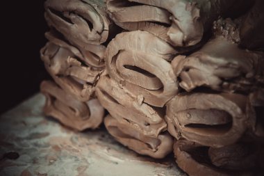 Beyaz kil closeup ıslak. Soyut masaya ıslak kil parçaları