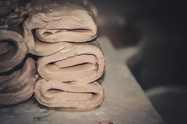 濡れている白い粘土のクローズ アップ。テーブルの上の湿った粘土の抽象的な作品 — ストック写真