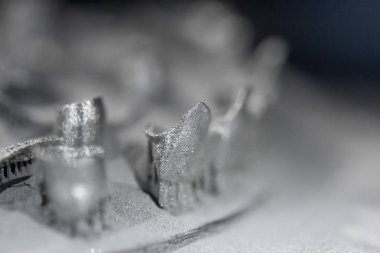 Metal için 3d yazıcıya yazdırılmış nesne platformu yazılıyor