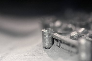 Metal için 3d yazıcıya yazdırılmış nesne platformu yazılıyor