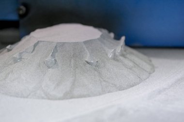 3d yazıcıya yazdırılmış nesne ile yazdırma platformu yükseltiliyor