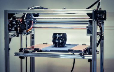 bir model siyah kafatası yakın çekim şeklinde baskı 3d printerlere harcama maddeler.