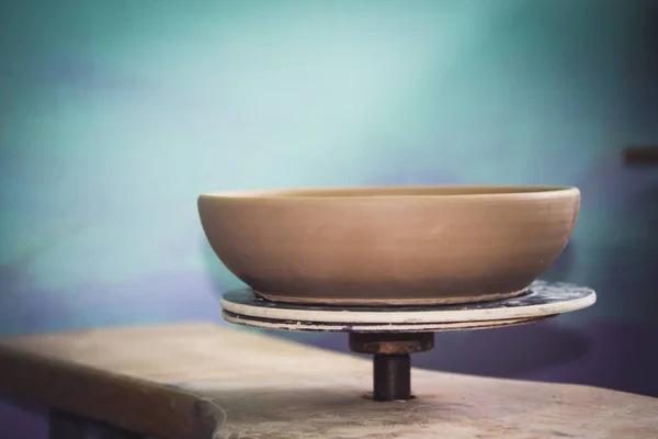 Ceramic clay products stand on the shelf close-up. — Stock Photo, Image